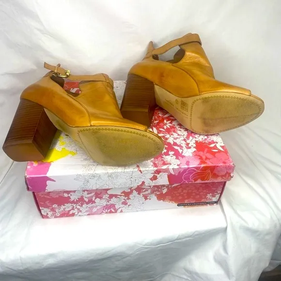Chinese Laundry   Leather Tan Ankle boots