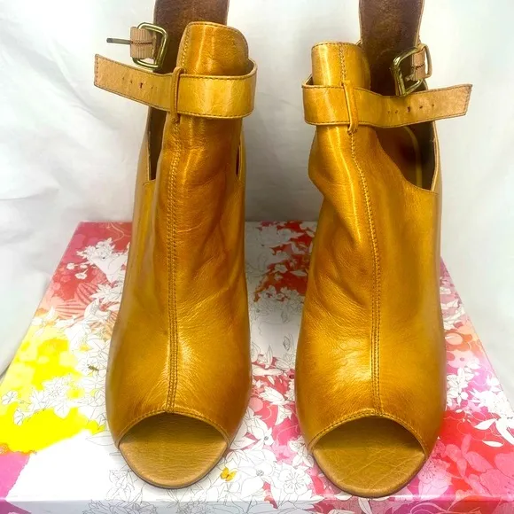 Chinese Laundry   Leather Tan Ankle boots