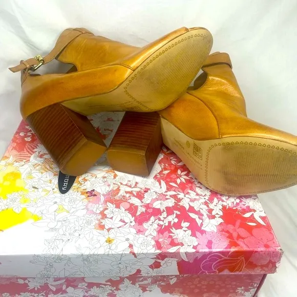 Chinese Laundry   Leather Tan Ankle boots