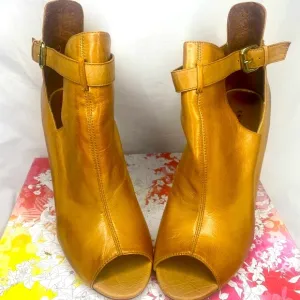 Chinese Laundry   Leather Tan Ankle boots