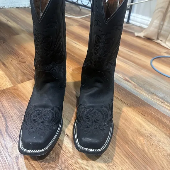 Circle G Black Heeled Boots with Western Elegance