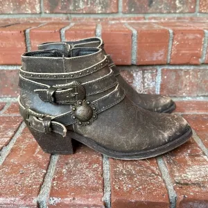 Circle G by Corral Cowhide Round Toe Boot with Studs Women's Size 7.5