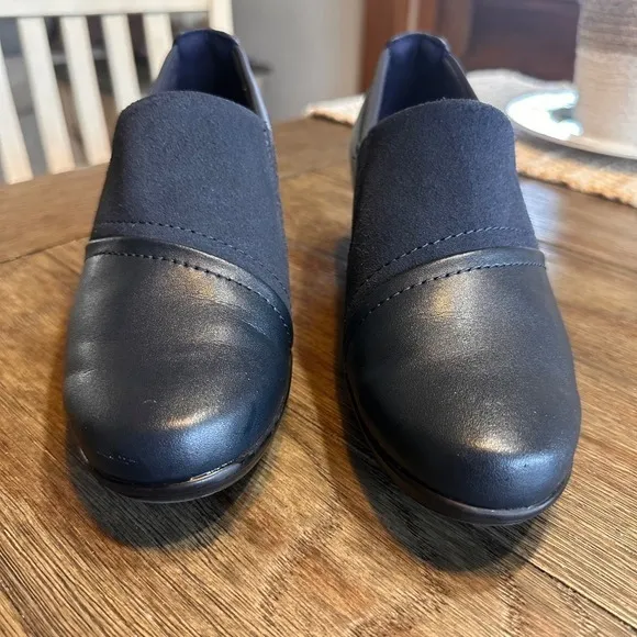 Clarks Collection Emily‎ Step Heel Loafers Navy Blue/ Black Leather Size 6