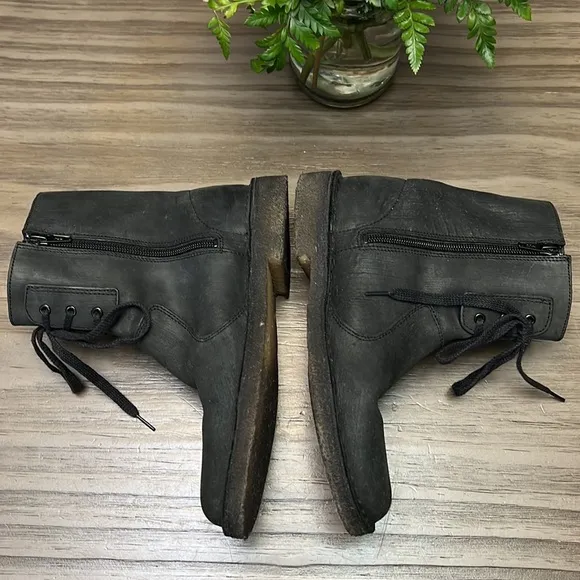 CLARKS “ DESERT BOOTS” BLACK LEATHER SIZE 7
