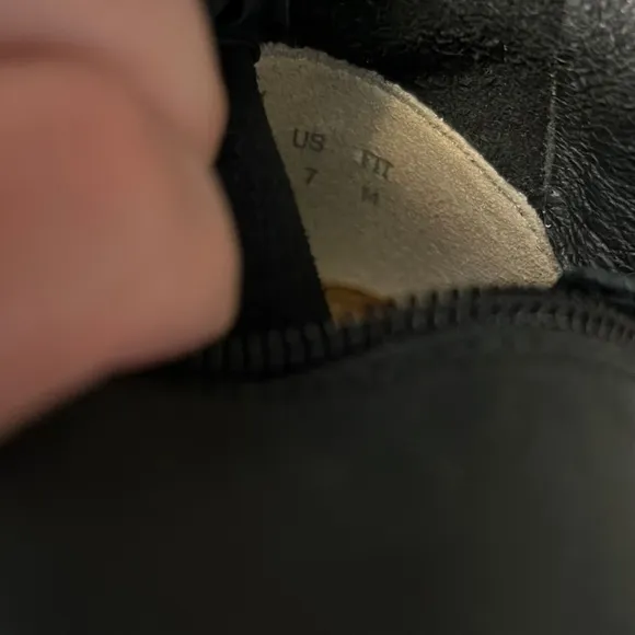 CLARKS “ DESERT BOOTS” BLACK LEATHER SIZE 7