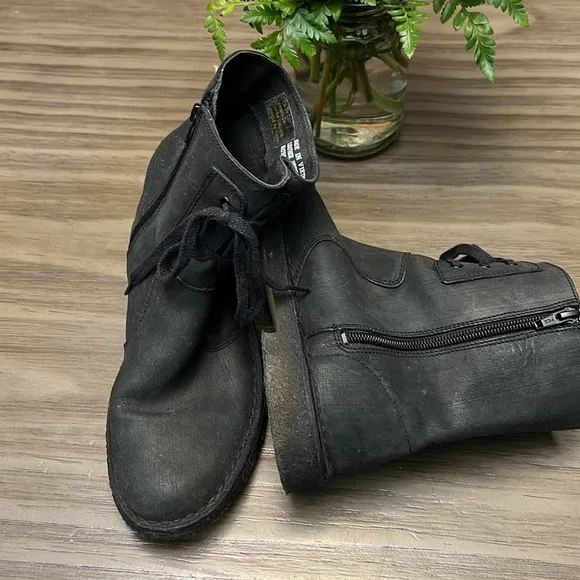 CLARKS “ DESERT BOOTS” BLACK LEATHER SIZE 7