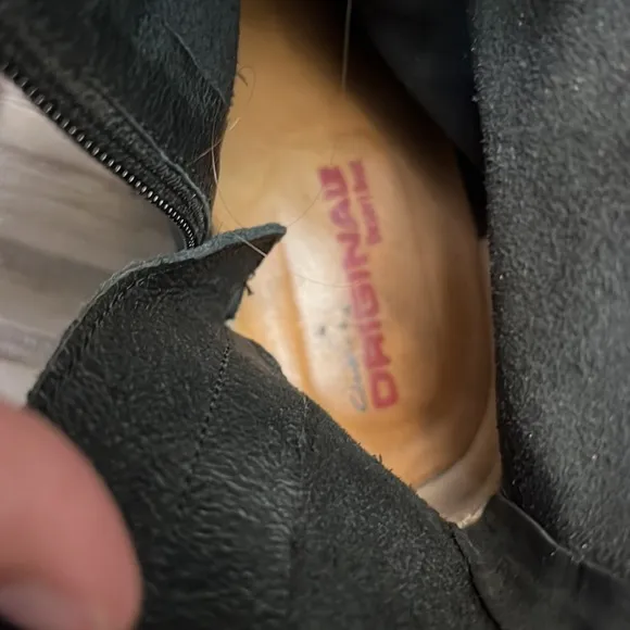 CLARKS “ DESERT BOOTS” BLACK LEATHER SIZE 7