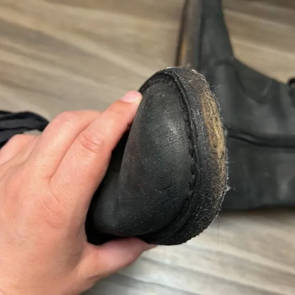 CLARKS “ DESERT BOOTS” BLACK LEATHER SIZE 7