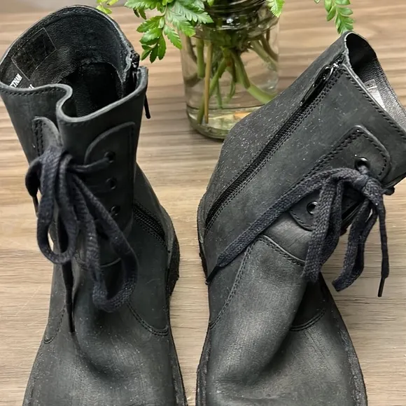 CLARKS “ DESERT BOOTS” BLACK LEATHER SIZE 7