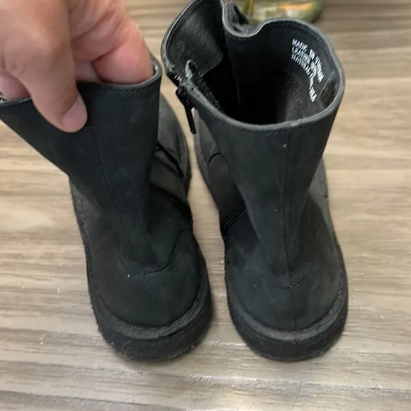 CLARKS “ DESERT BOOTS” BLACK LEATHER SIZE 7