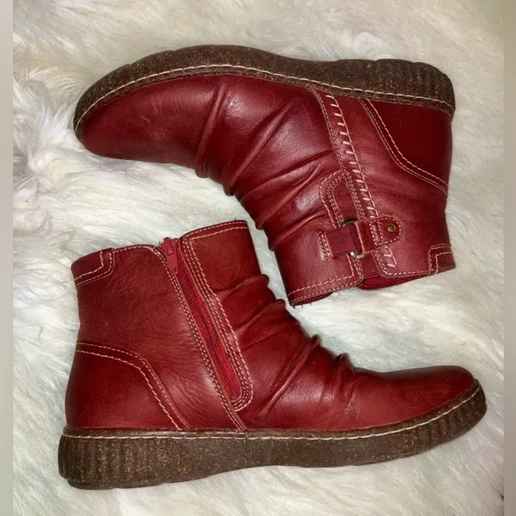 Clarks Red Leather Caroline Orchid Ankle Boots NWOT