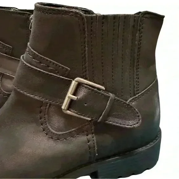 Clarks women’s 6.5 Clarkwell strap boots black buckle closure side zipper
