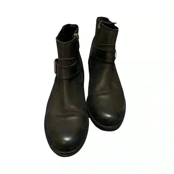 Clarks women’s 6.5 Clarkwell strap boots black buckle closure side zipper