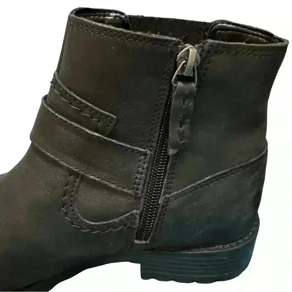 Clarks women’s 6.5 Clarkwell strap boots black buckle closure side zipper