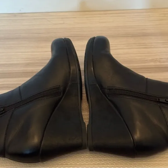 Clarks Womens Camryn Fiona Boot Size 7M Black Leather Wedge Heel Bootie Comfy