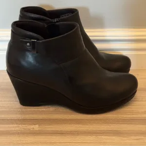 Clarks Womens Camryn Fiona Boot Size 7M Black Leather Wedge Heel Bootie Comfy