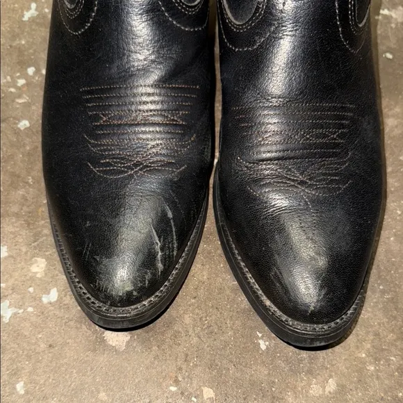Classic Black Leather Western Boots with Decorative Stitching
