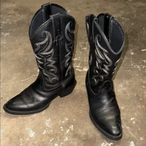 Classic Black Leather Western Boots with Decorative Stitching