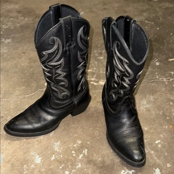 Classic Black Leather Western Boots with Decorative Stitching