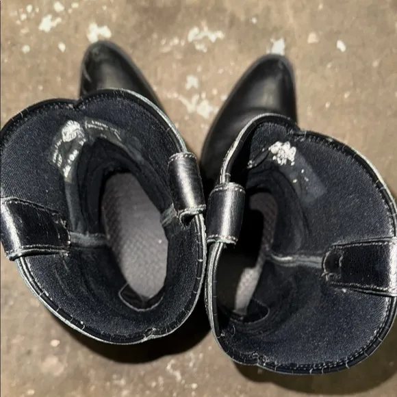 Classic Black Leather Western Boots with Decorative Stitching