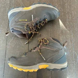 Columbia Youth Newton Ridge Brown Hiking Boots‎ Outdoors Size 3 Unisex Child