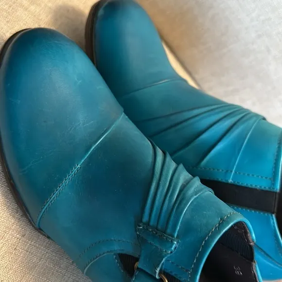 Comfy Adjustable Belt Genuine Leather Booties by Super Lady Star; Size 39 - NWOT