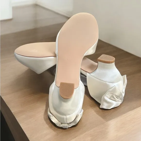Coutgo Girls Elegant Cream Dress Shoes with Sparkly Bow Detail
