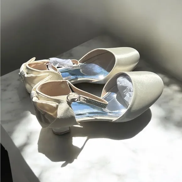 Coutgo Girls Elegant Cream Dress Shoes with Sparkly Bow Detail