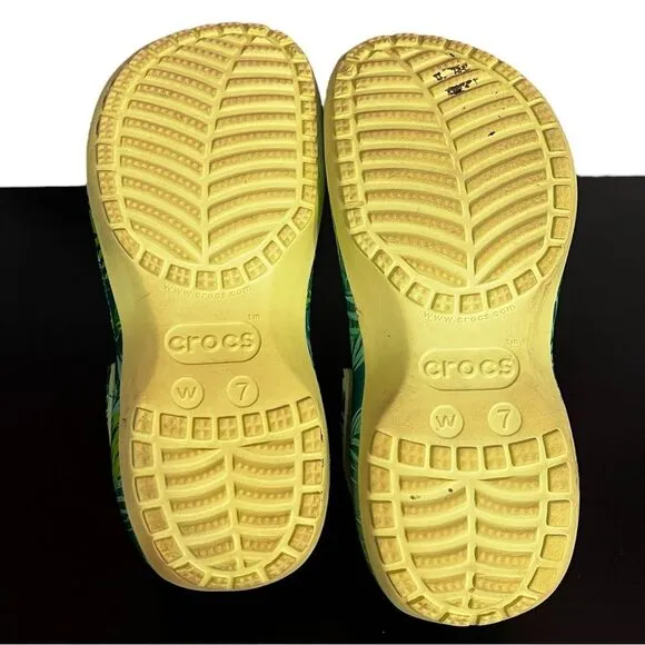 Crocs Classic Bae Clogs Tropical Fern Leaf print, size 7. Green platform shoes