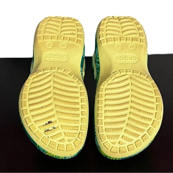 Crocs Classic Bae Clogs Tropical Fern Leaf print, size 7. Green platform shoes