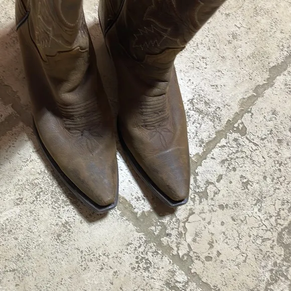 DAN POST vintage Western Boots cowgirl Pre-owned good condition. Size 8