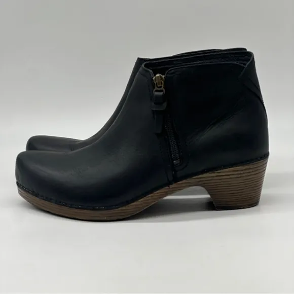 Dansko Max Black Leather Ankle Boots. Size 10