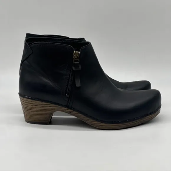 Dansko Max Black Leather Ankle Boots. Size 10
