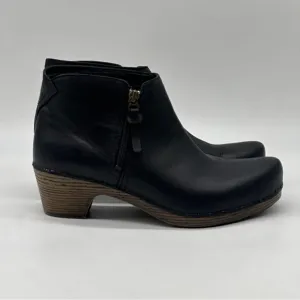 Dansko Max Black Leather Ankle Boots. Size 10