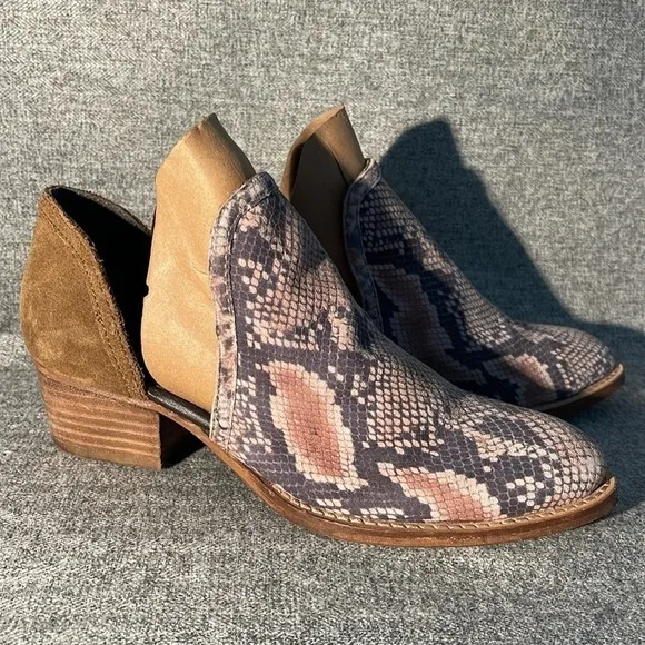 Diba Shy Town Leather Snake and Cognac Shoe. NEW