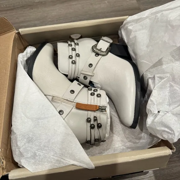 Dingo Born To Run White Leather Studded Buckle Ankle Heeled Bootie Boots DL242