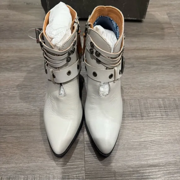Dingo Born To Run White Leather Studded Buckle Ankle Heeled Bootie Boots DL242