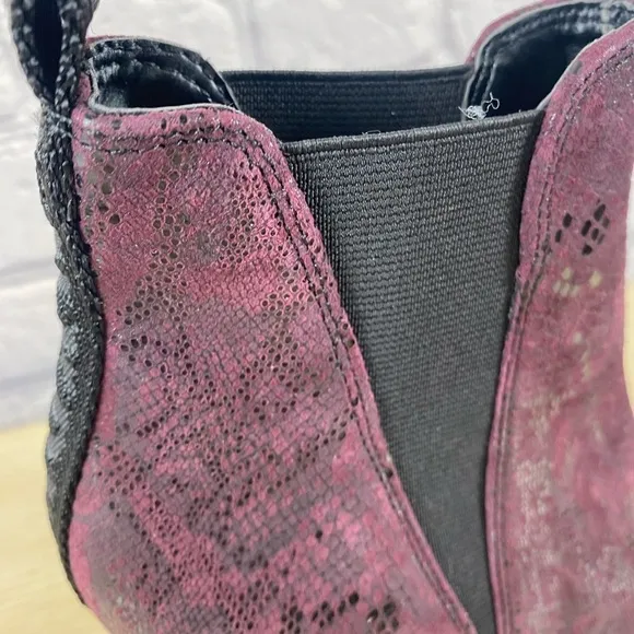 DKNY Purple Pink Modern Snakeskin Booties size 6 Stiletto Heel Ankle Boots NEW