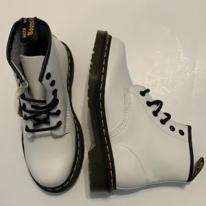 Dr Martens 101 Ys White Smooth Leather 6 Holes Ankle Wedding Boots Size Womens 5