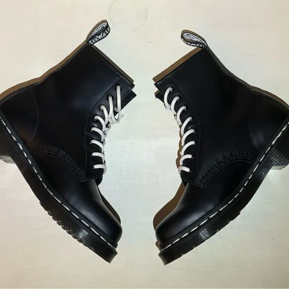 Dr. Martens black leather 8-Hole Boots White Stitching size 6 punk goth grunge