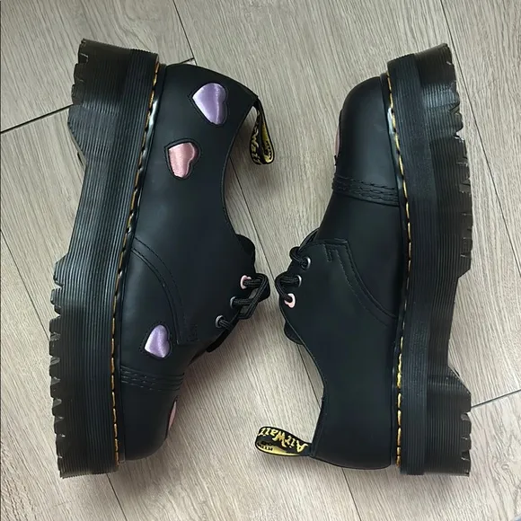 DR. MARTENS HEART CHUNKY PLATFORM SHOES SIZE 9 BRAND NEW