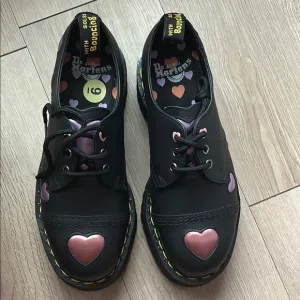 DR. MARTENS HEART CHUNKY PLATFORM SHOES SIZE 9 BRAND NEW