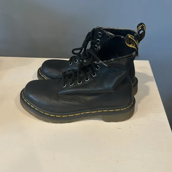Dr. Martens youth boots softy T leather up size 5 medium black laced up