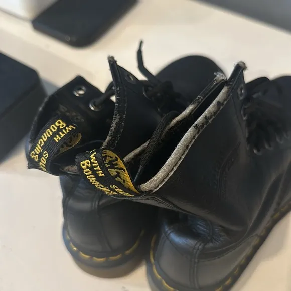 Dr. Martens youth boots softy T leather up size 5 medium black laced up