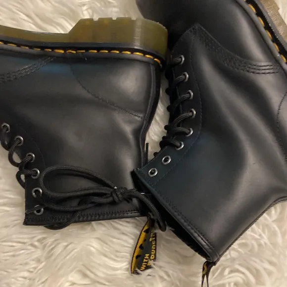 Dr.Martens  Air Wair with sole bouncing 🥾 size 8M BNWOT please see all photos