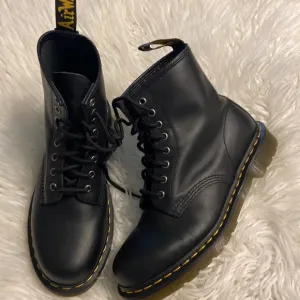 Dr.Martens  Air Wair with sole bouncing 🥾 size 8M BNWOT please see all photos