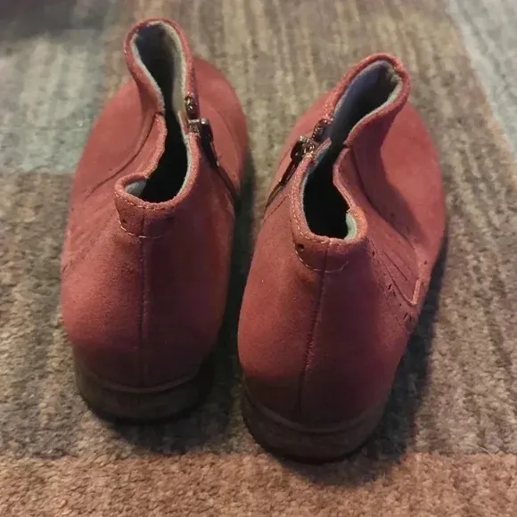 Earth origins leather perforated ankle boots size 7 M