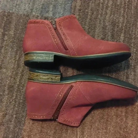 Earth origins leather perforated ankle boots size 7 M