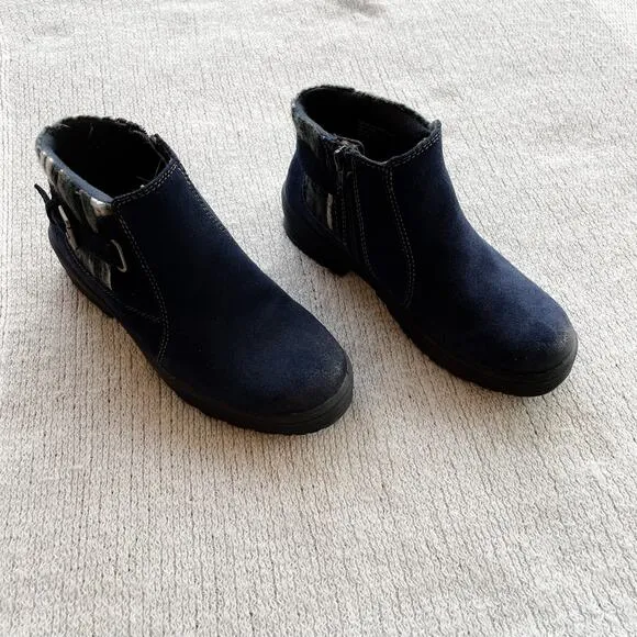 Earth Origins Navy Tate Suede Ankle Boots - Size 6W