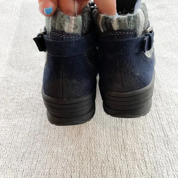 Earth Origins Navy Tate Suede Ankle Boots - Size 6W